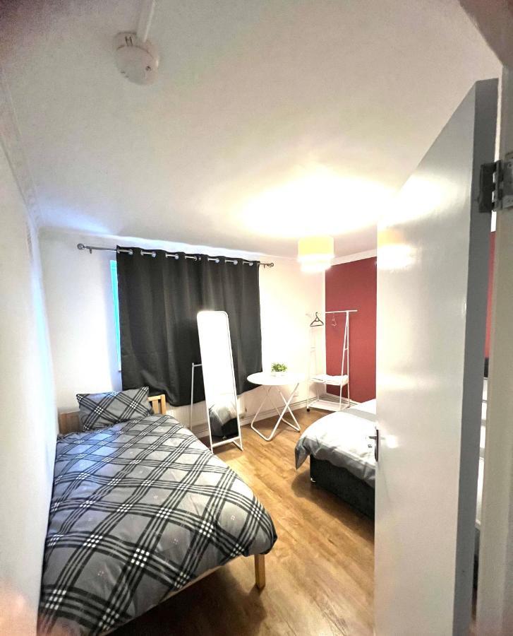 Private With Two Beds Near * Londra