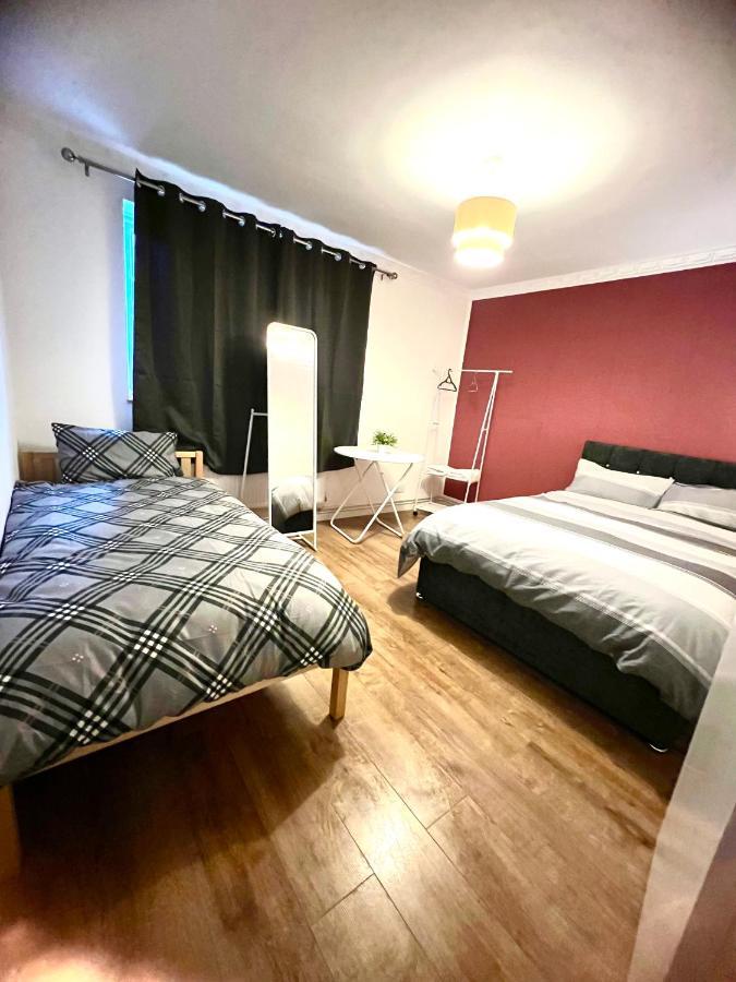 Private With Two Beds Near * Londra