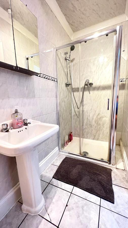 Aldgate Guest house *