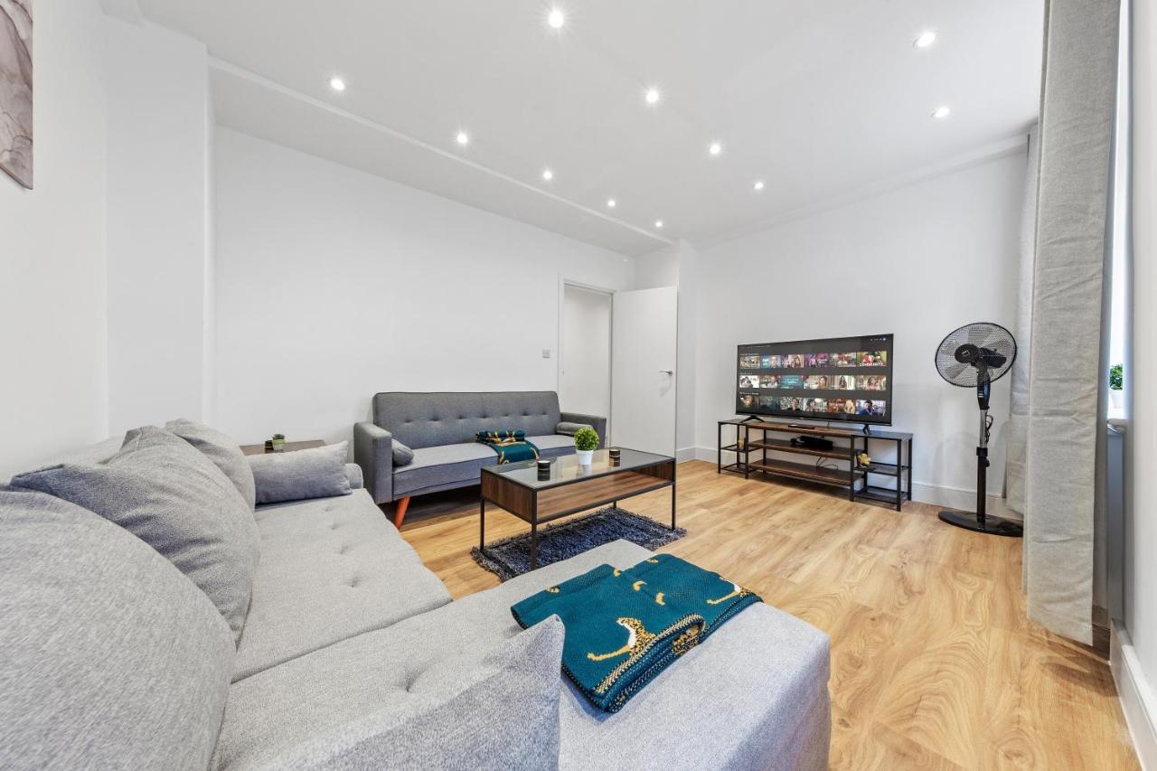 Modern Flat In * Londra