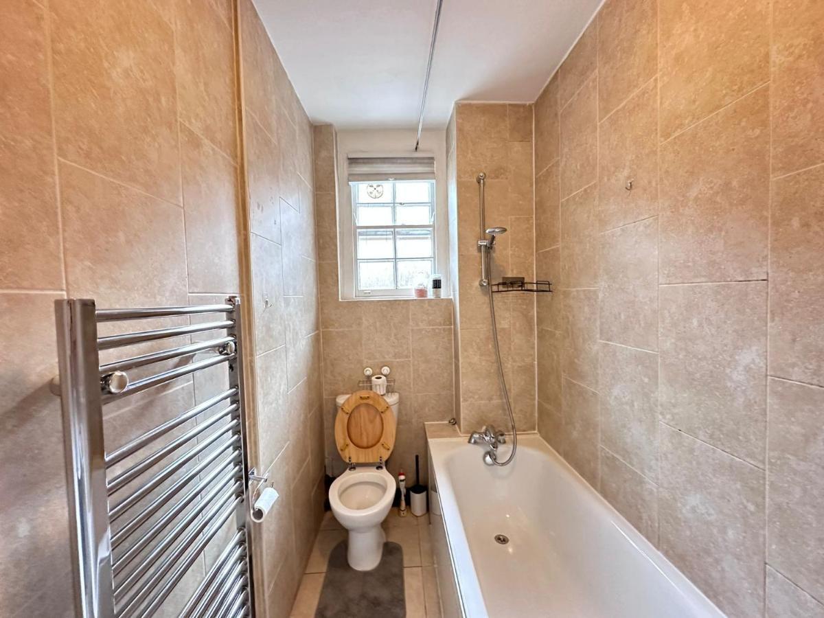 Suave Luxury Apartment, Sleeps Five, In The Heart Of London, Minutes From Kings Cross Station And The Brunswick Shopping Centre Lägenhet London