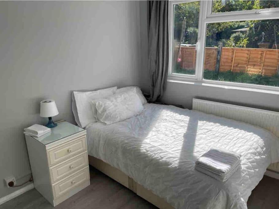 Lovely And Quiet 2 Bedroom Maisonette.free Parking Apartment *