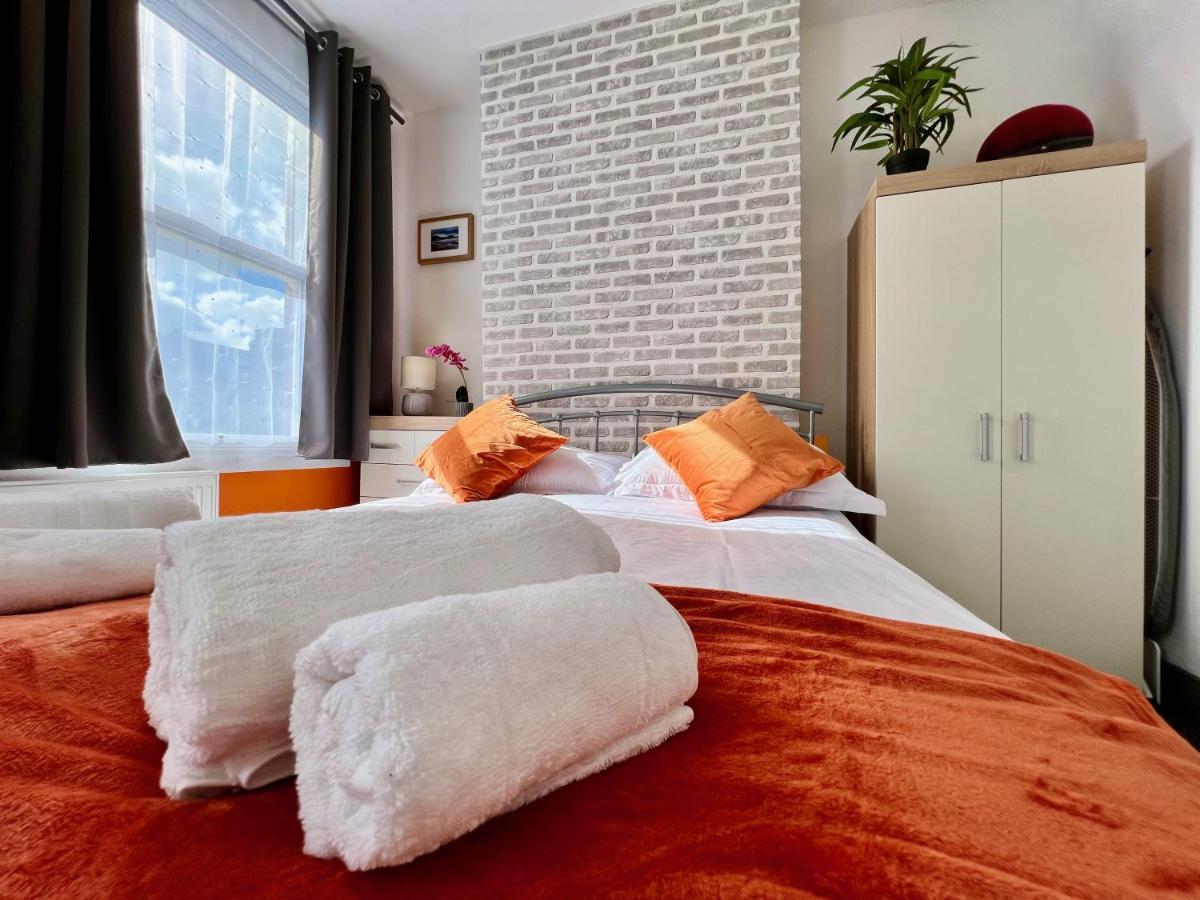 Clarence House 3 Bedrooms 8min To Station E17 North East * Londra