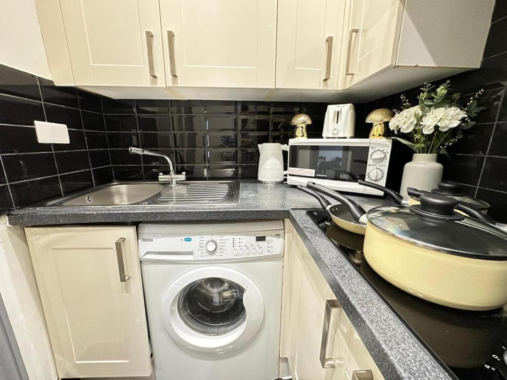 Stylish 1-bedroom And Living In Apartment