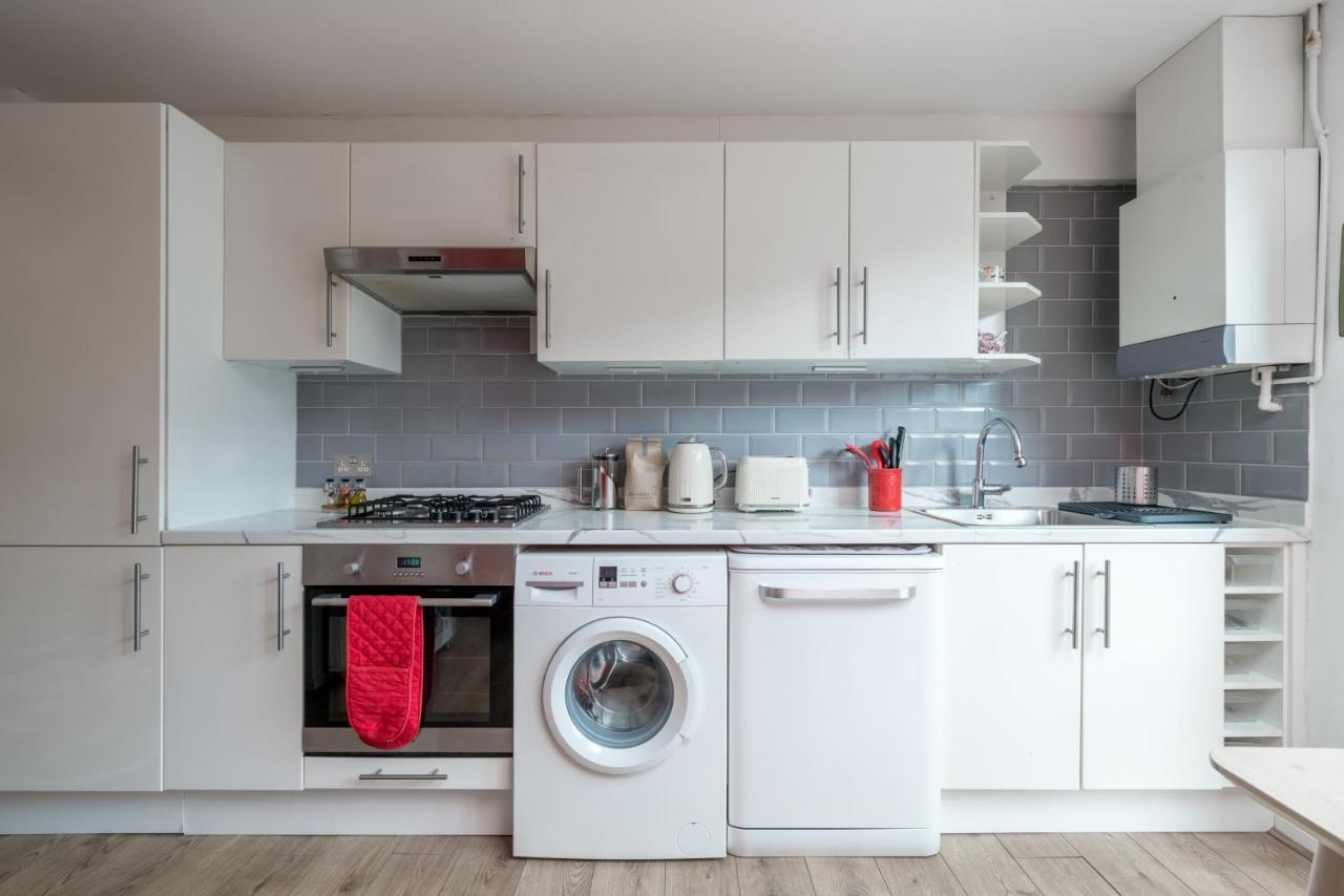 Striking Flat With Charming Garden And Desk Appartement Londen