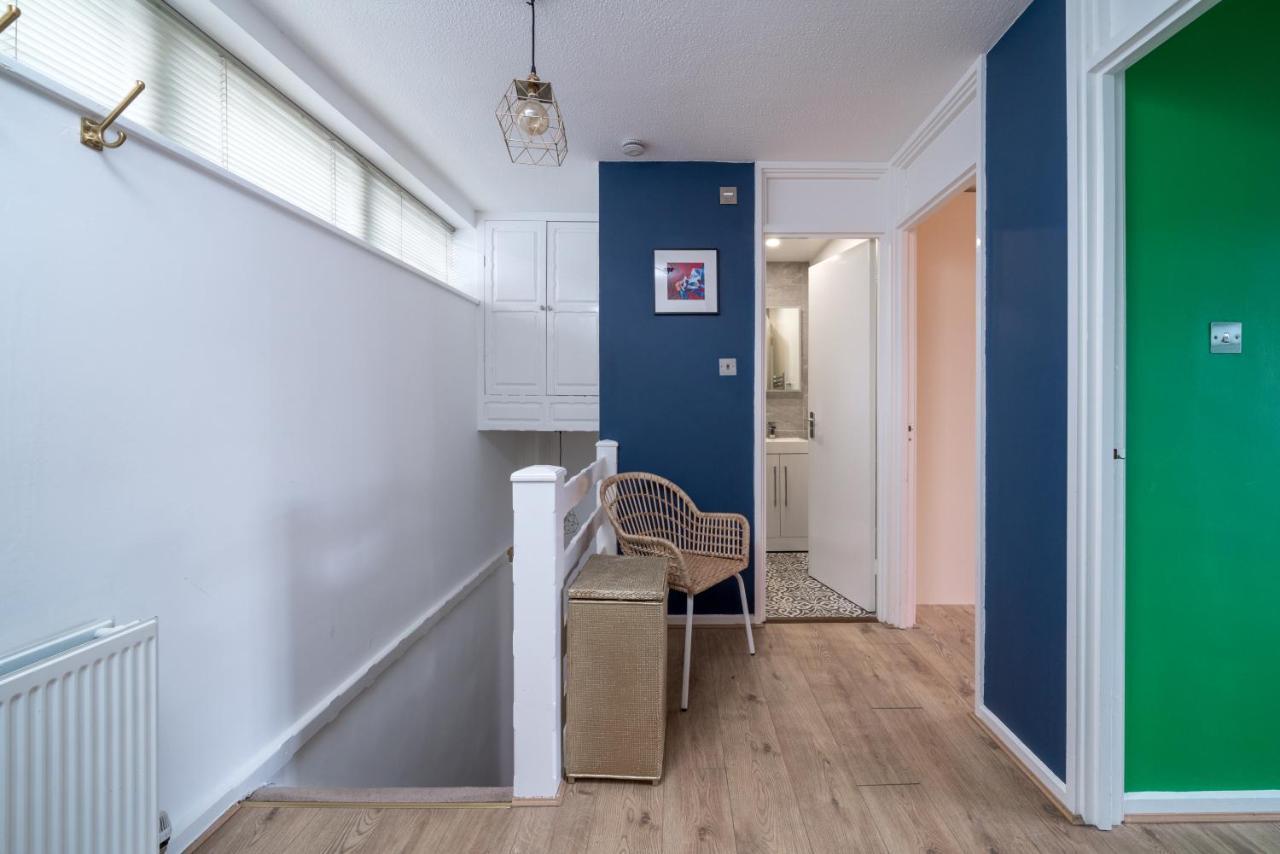 Appartement Striking Flat With Charming Garden And Desk Londen