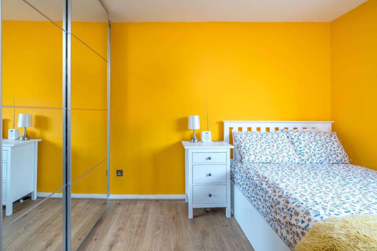 Appartement Striking Flat With Charming Garden And Desk Londen