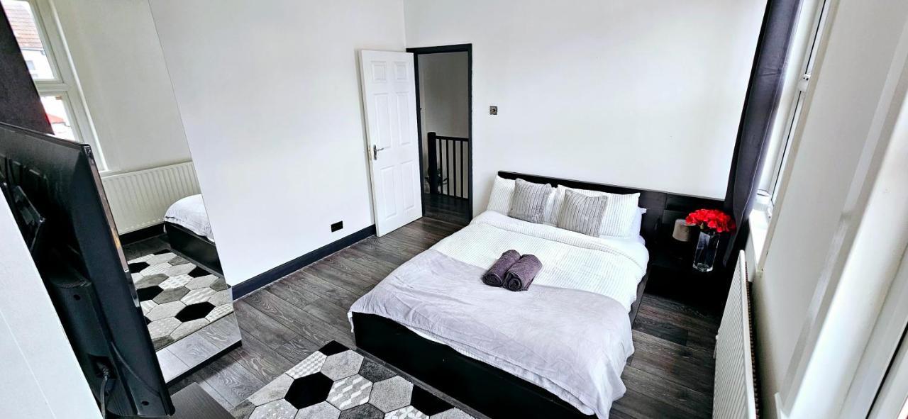 3 Bedroom House In Tottenham 10 Mins Walk From Seven Sisters Station London