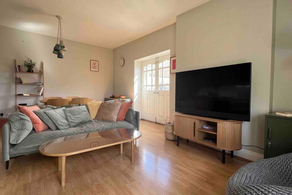 Peaceful Bright City Hide Away With Parking Apartment London