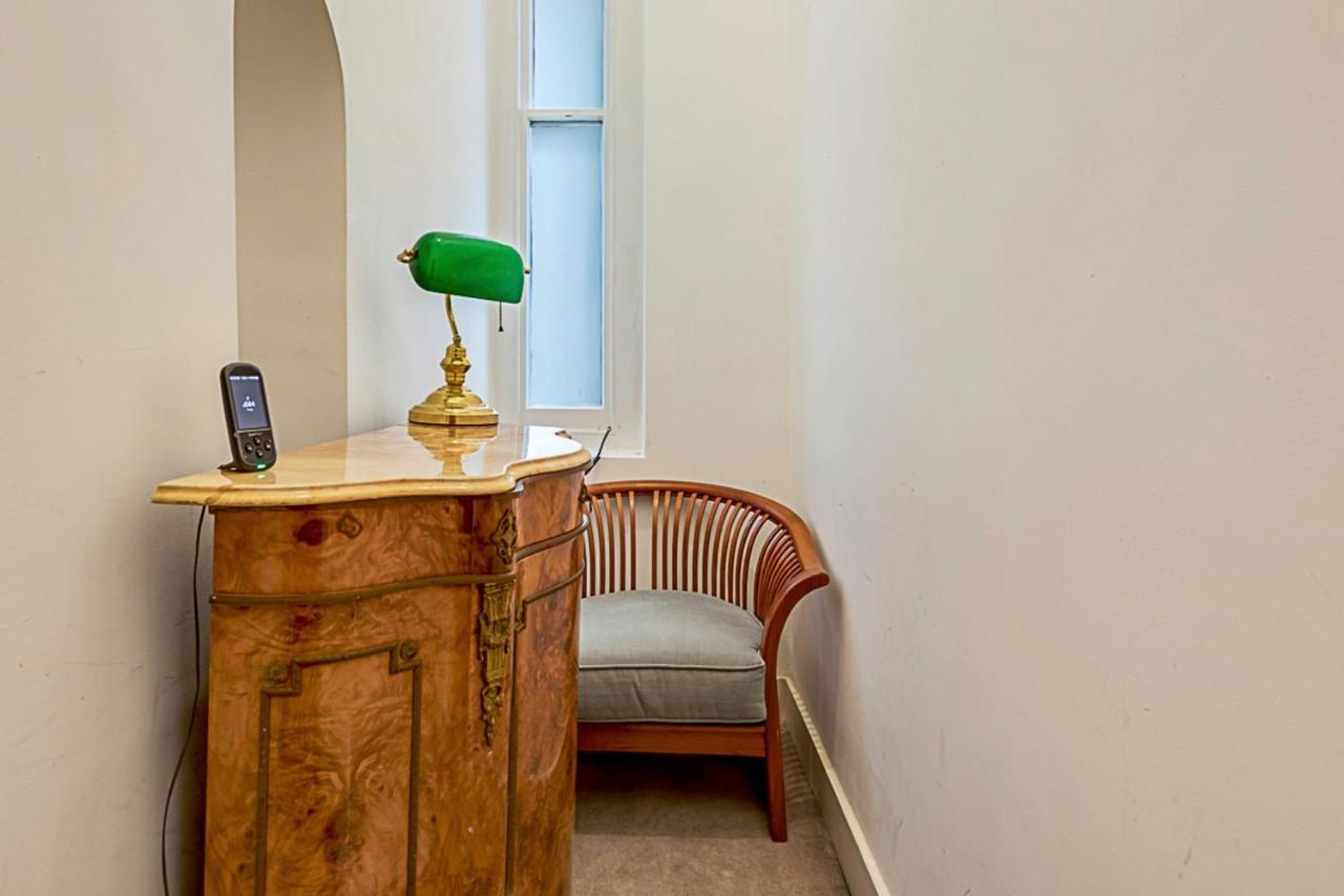 Beautiful Abode In Kensington Olympia Apartment