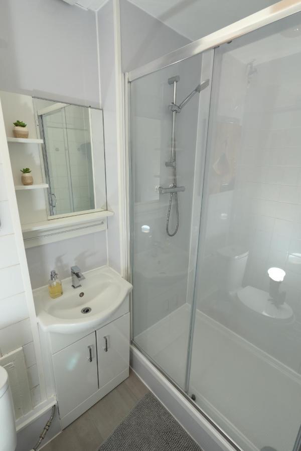 Self Contained 2 Bedroom Flat In Southwark Londra