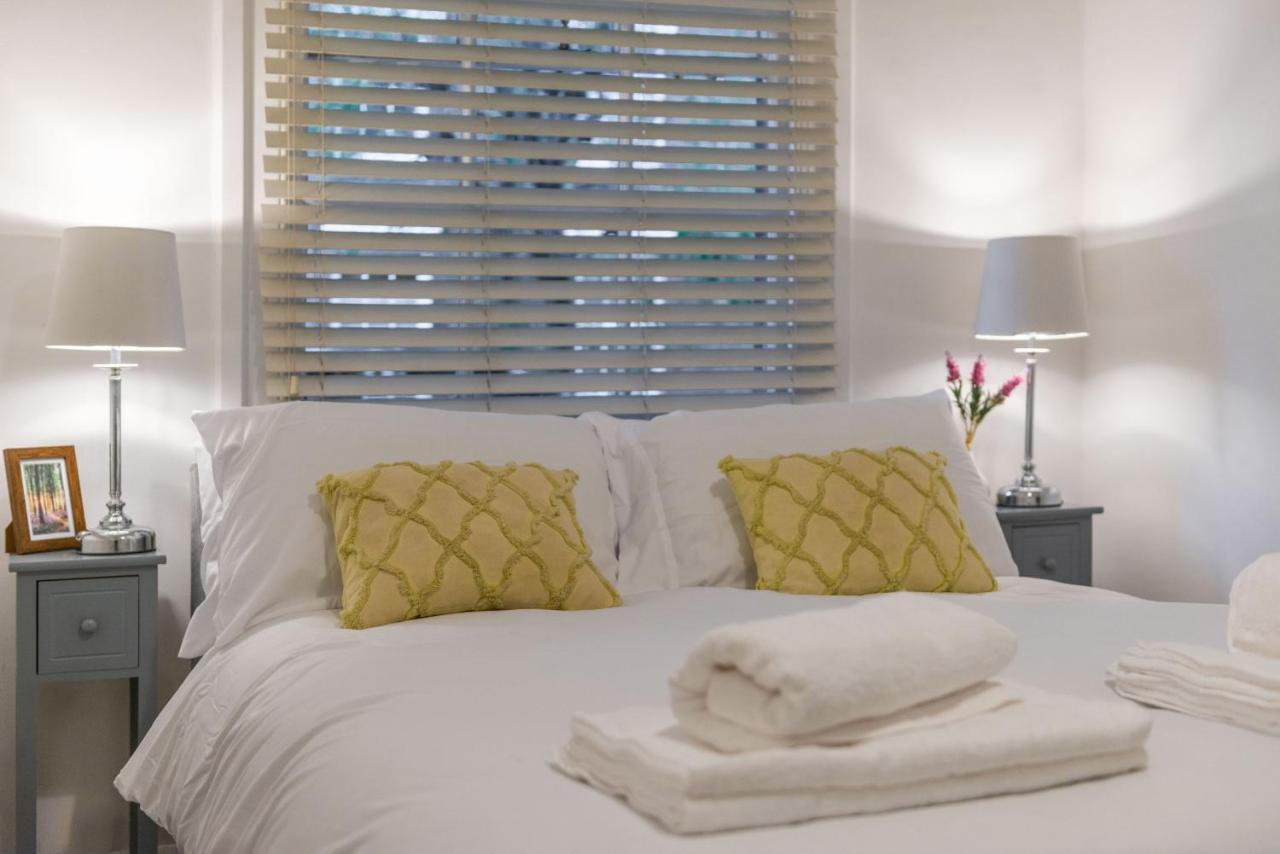 Three-bedroom Bliss In Town Londra