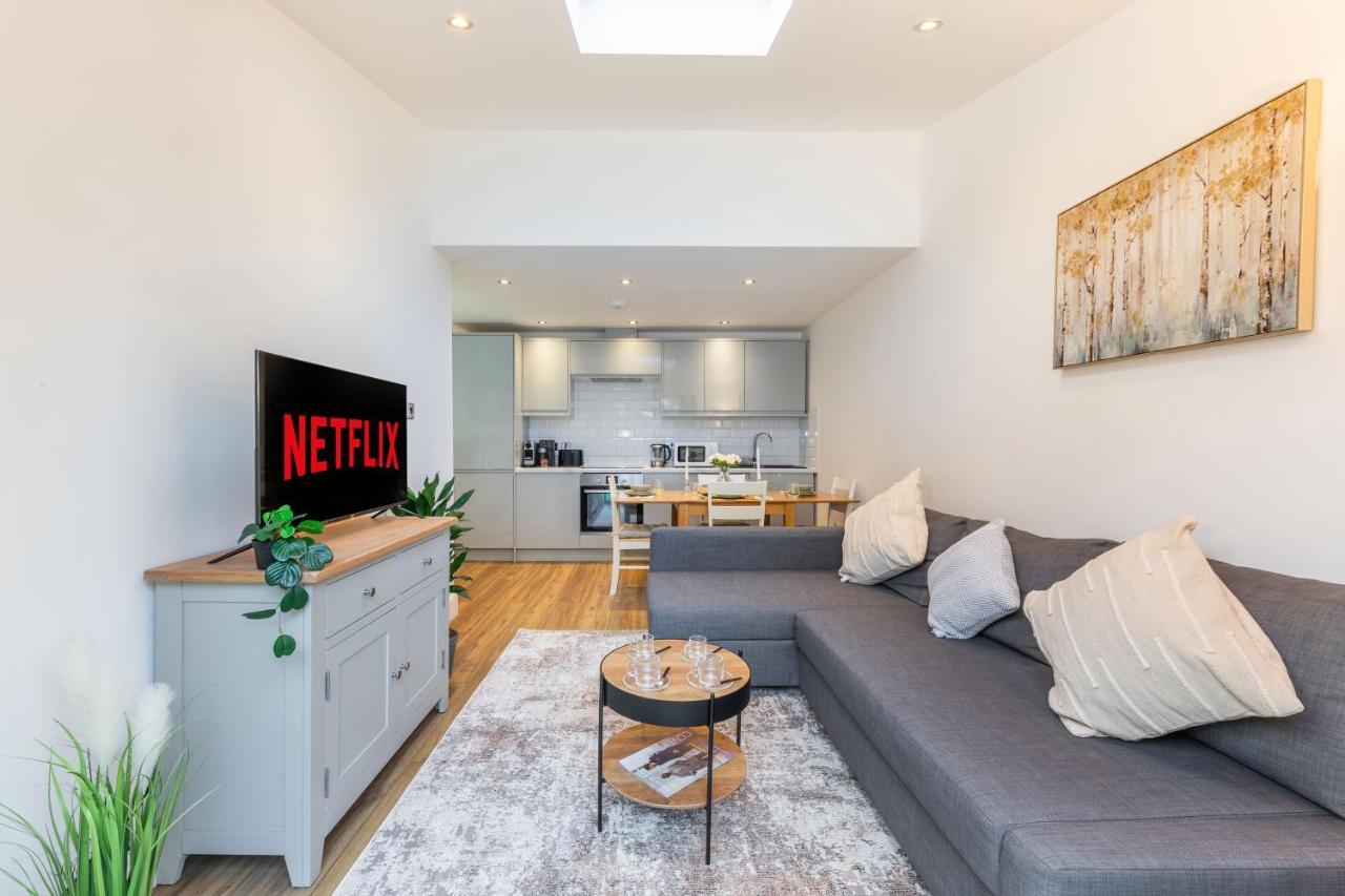 Three-bedroom Bliss In Town Lejlighed