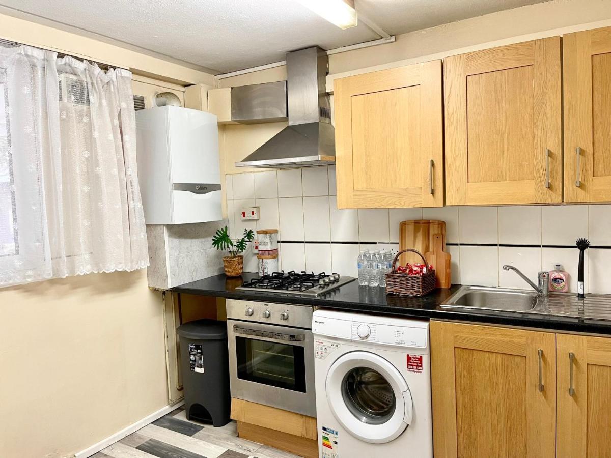 3br Close Station Lejlighed London