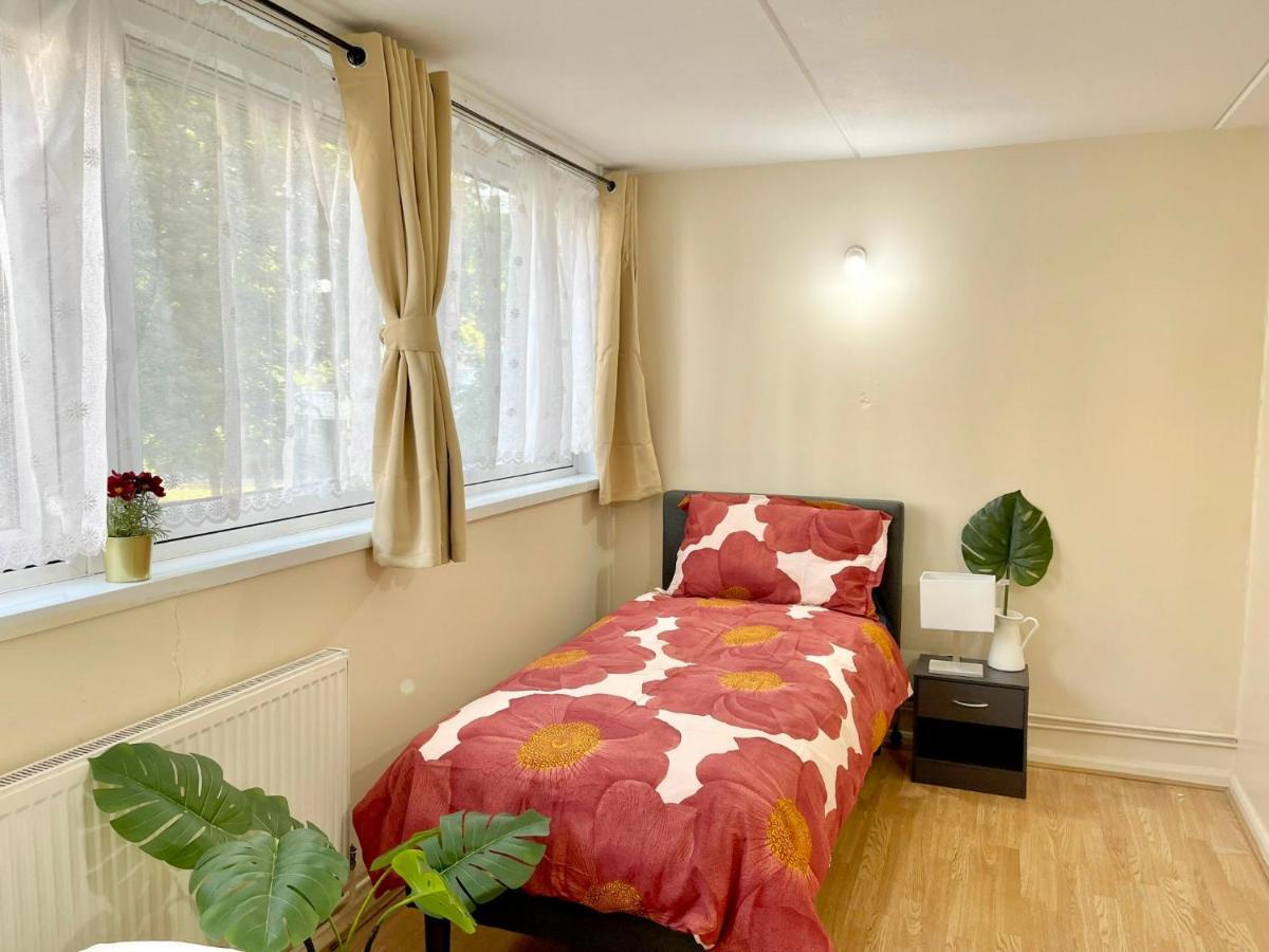 3br Close Station Lejlighed London
