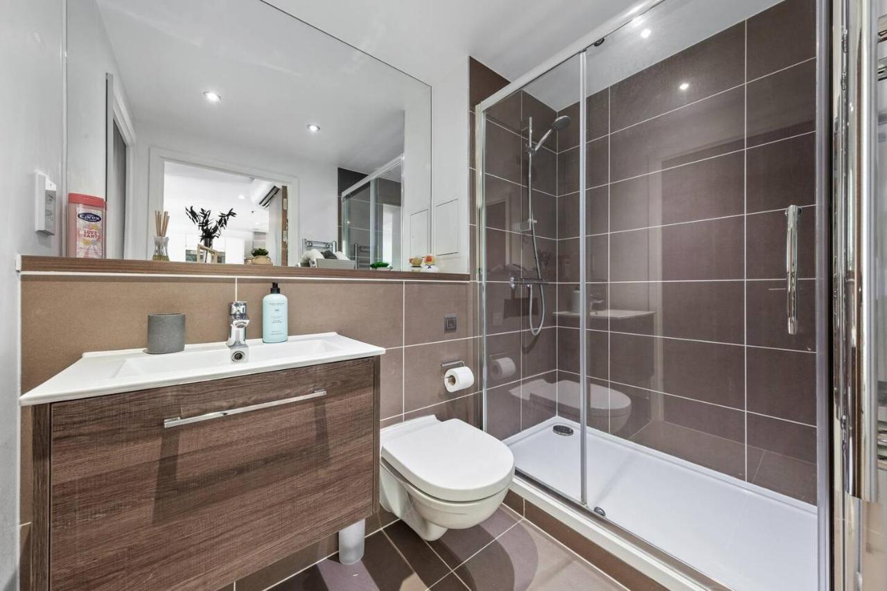 2 Bedroom Flat In Bp65 Leilighet London