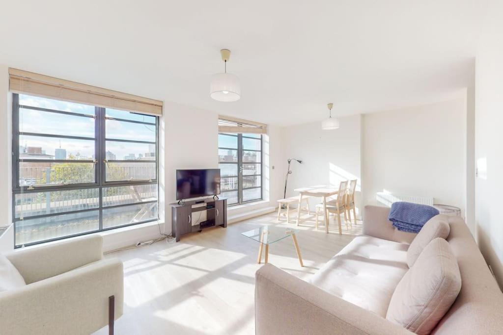 Stunning 1bed Flat With Balcony - 5 Mins To Station Leilighet *