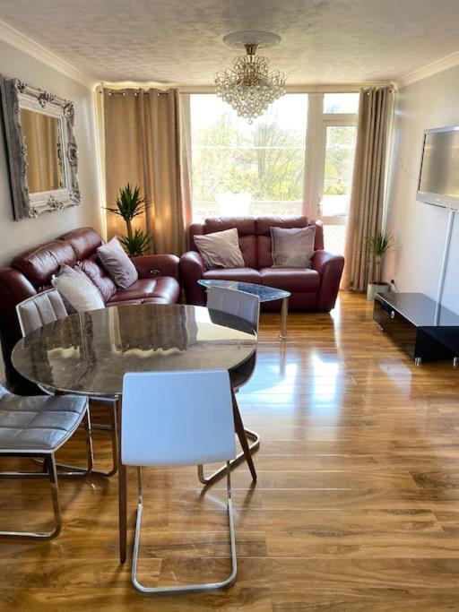 Leilighet Entire Flat, Comfortable 2 Double Bedrooms London