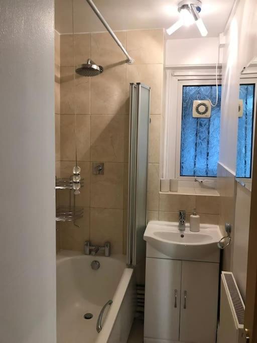 Entire Flat, Comfortable 2 Double Bedrooms Leilighet