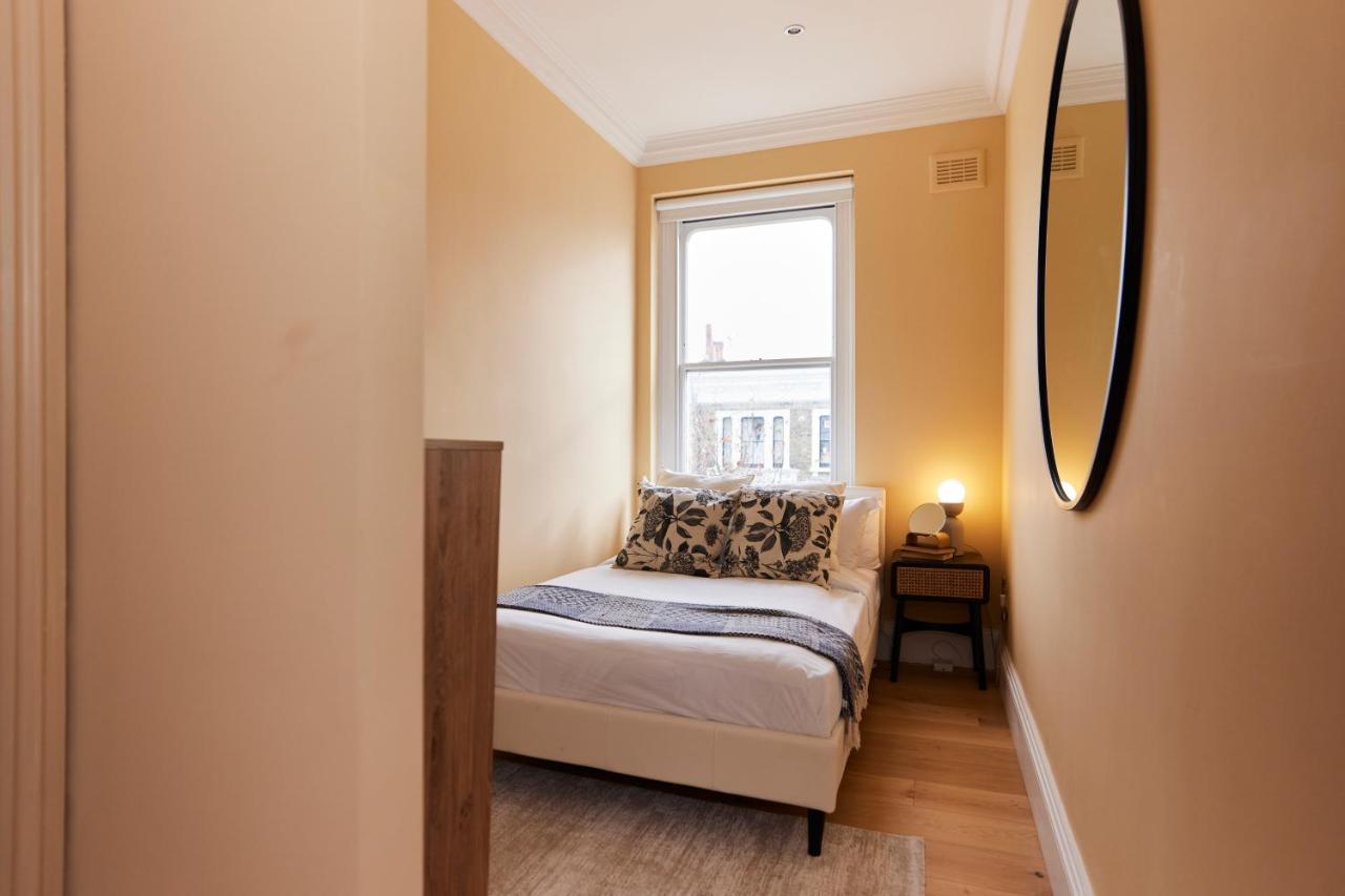 The Earl's Court Space - Modern 2bdr Flat With Terrace + Parking * London
