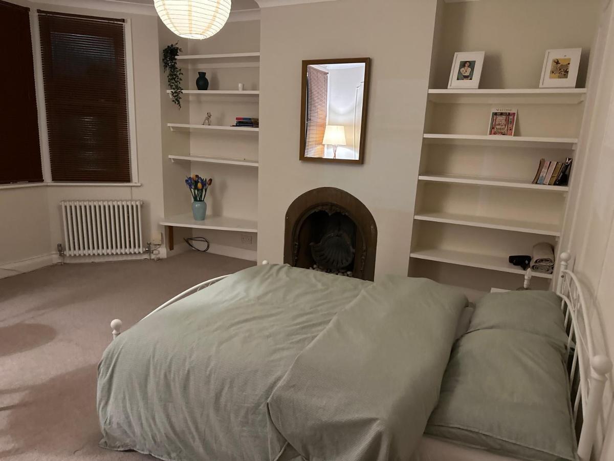 Spacious Near Underground London