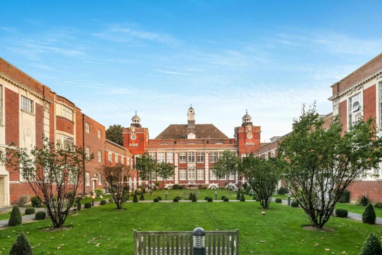 Chic Victorian Flat In Private Estate - Mile End! Lejlighed London
