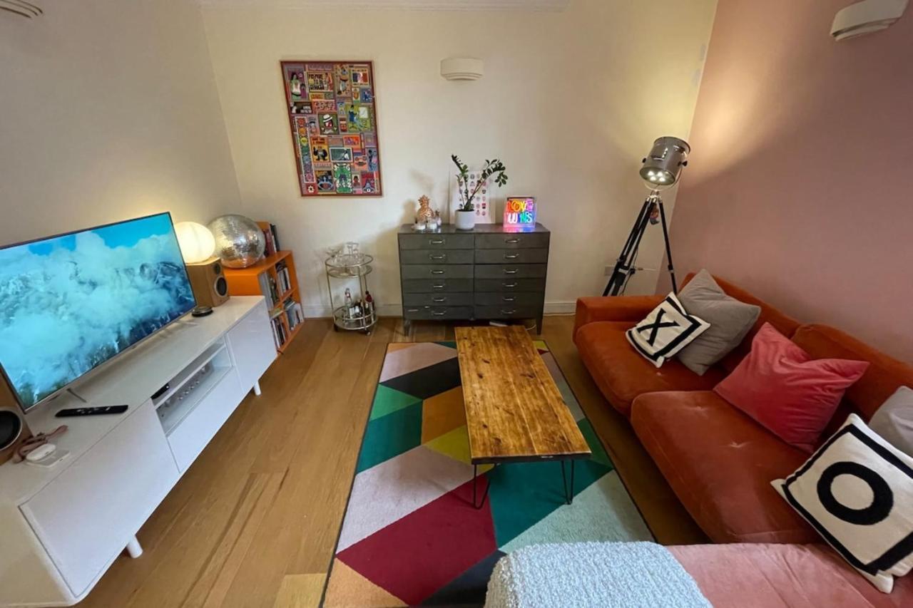 Chic Victorian Flat In Private Estate - Mile End! Lejlighed *