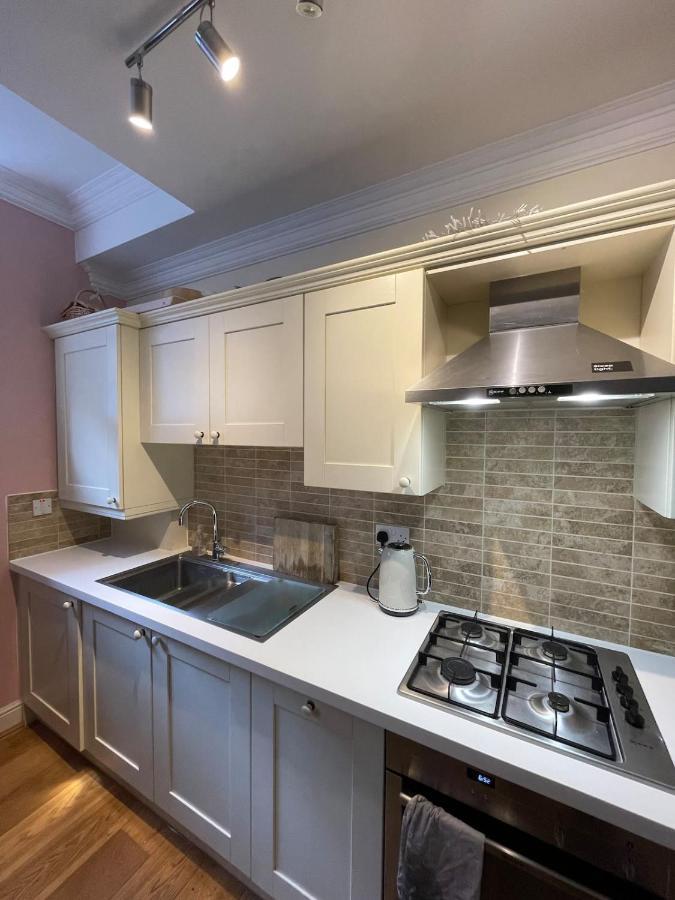 Chic Victorian Flat In Private Estate - Mile End! Lejlighed