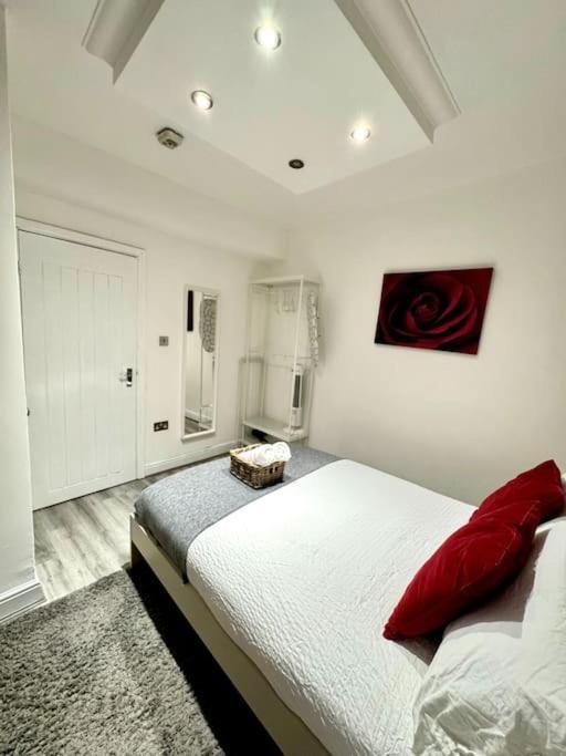 Centrally-located Gem In Marble Arch,