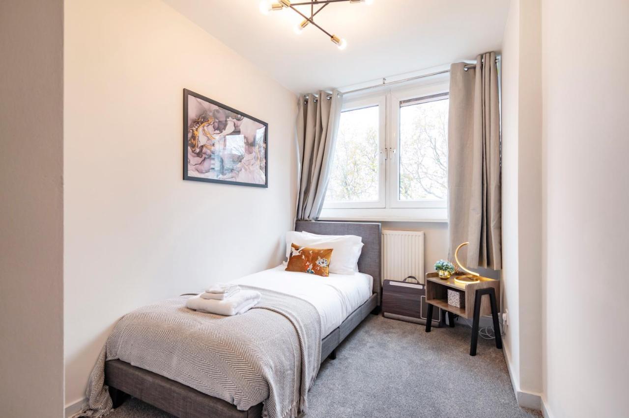 Lovely 4 Bedroom Flat In Wandsworth- Apartment