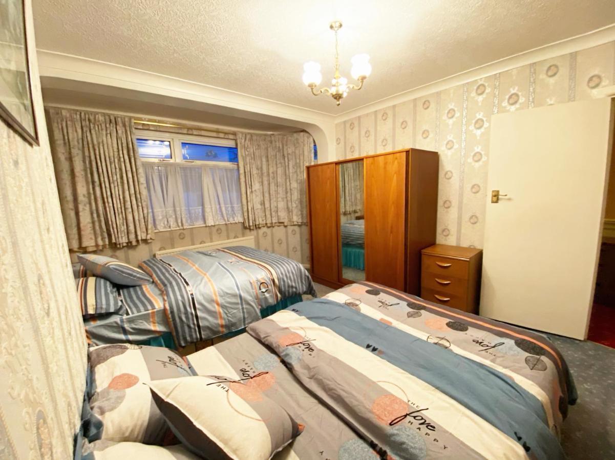 Ferienhaus Barking House Sleeps 11 - Parking - Train Tube - Airport *