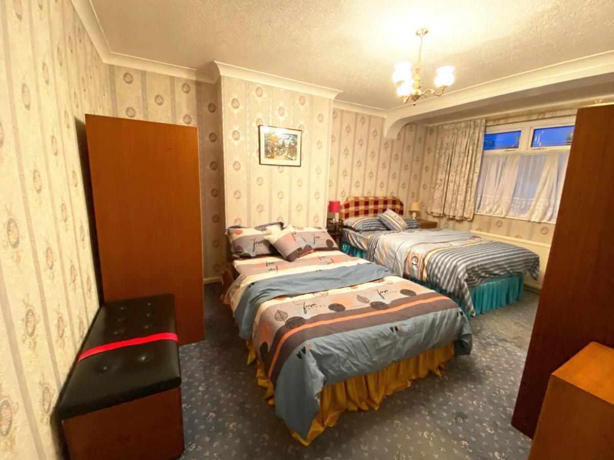 Barking House Sleeps 11 - Parking - Train Tube - Airport