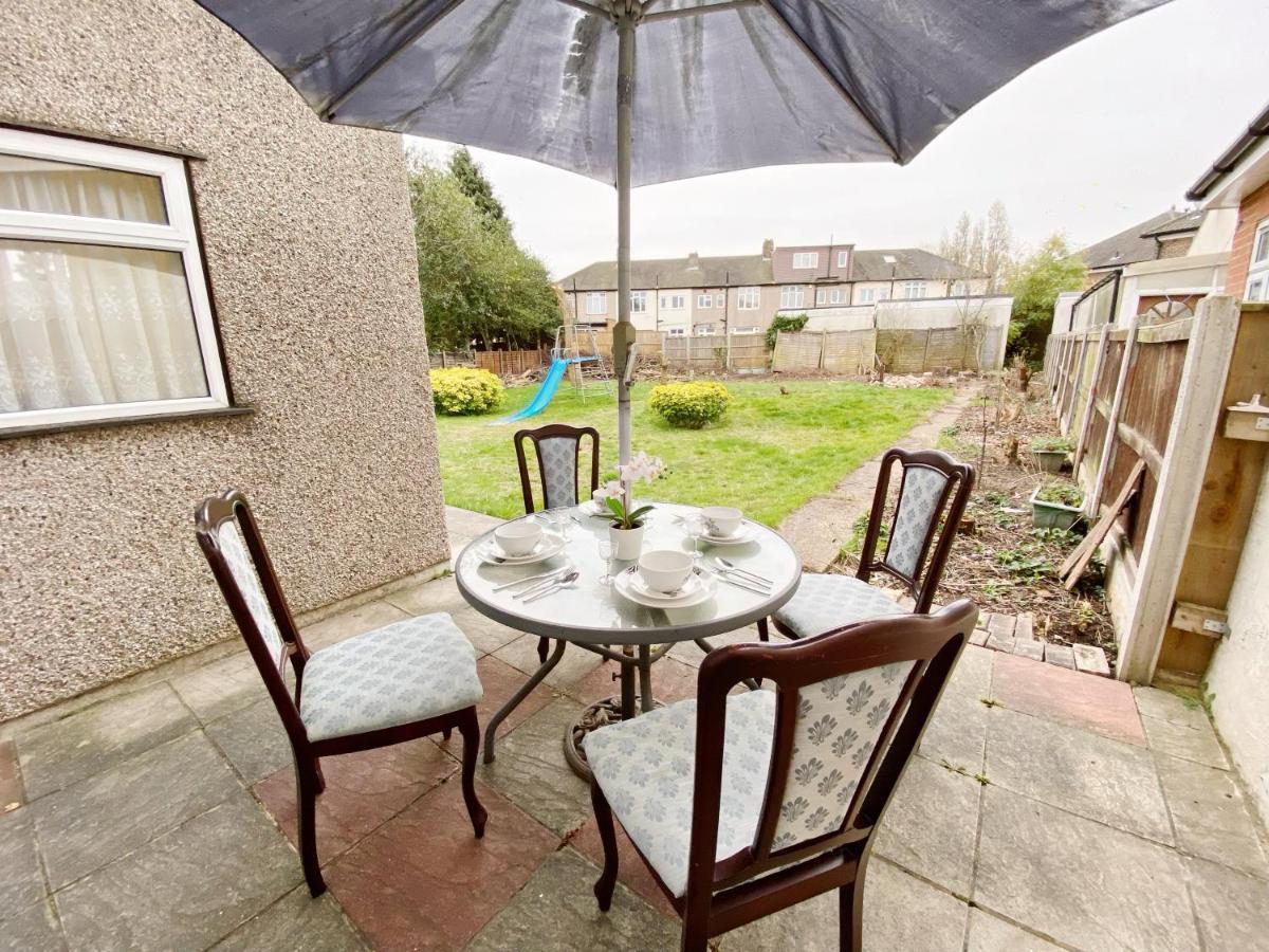 Barking House Sleeps 11 - Parking - Train Tube - Airport Ferienhaus London