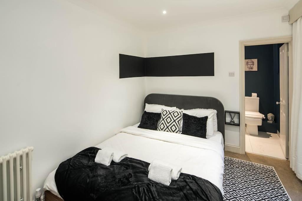 Superb Retreat Central Next Tube Apartment *