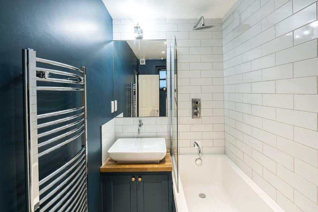 Superb Retreat Central Next Tube Apartment *