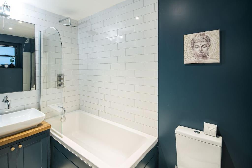 Superb Retreat Central Next Tube Apartment *