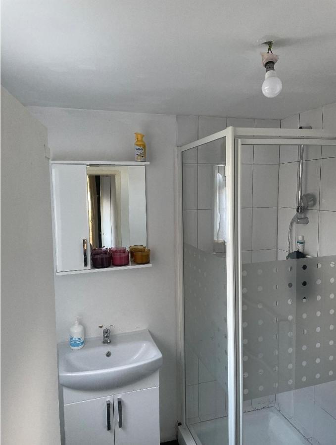 Homestay Modern And Spacious Double Bedroom