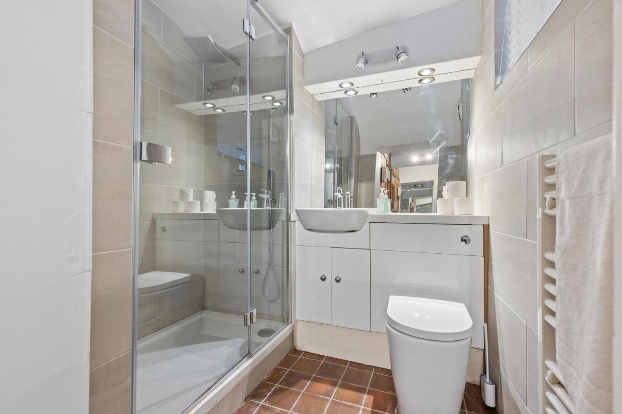 Luxurious 2-bed With Private Sauna By Dena Elite Collection Vakantiehuis Londen