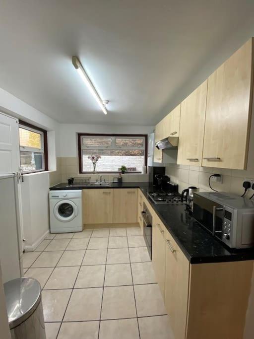 Entire 2 Bed Flat 10 Mins To Central Apartment London