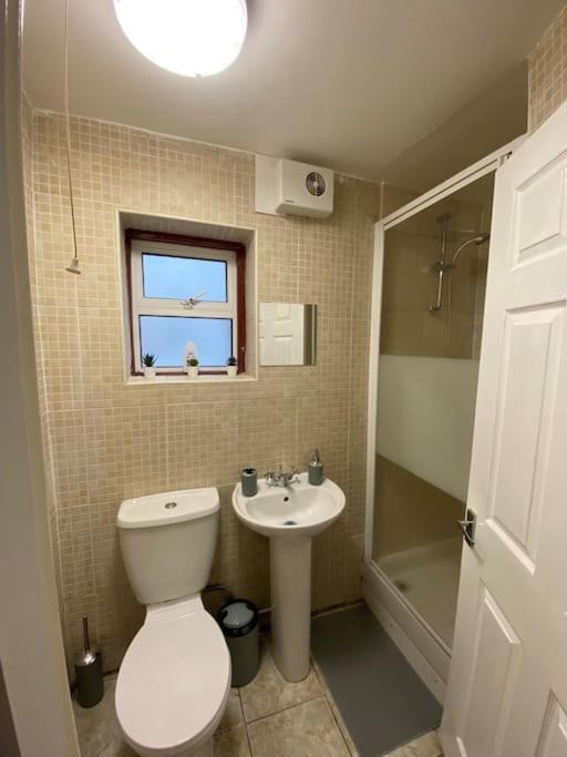 Entire 2 Bed Flat 10 Mins To Central * London