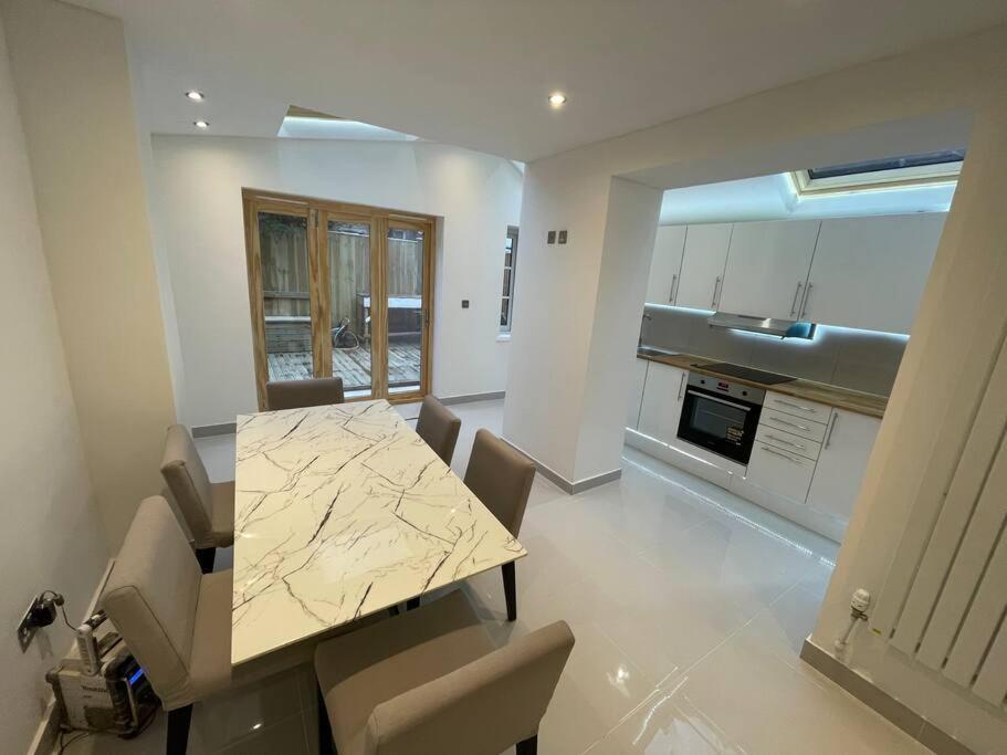 A Beautiful Terraced House In Central * Londres