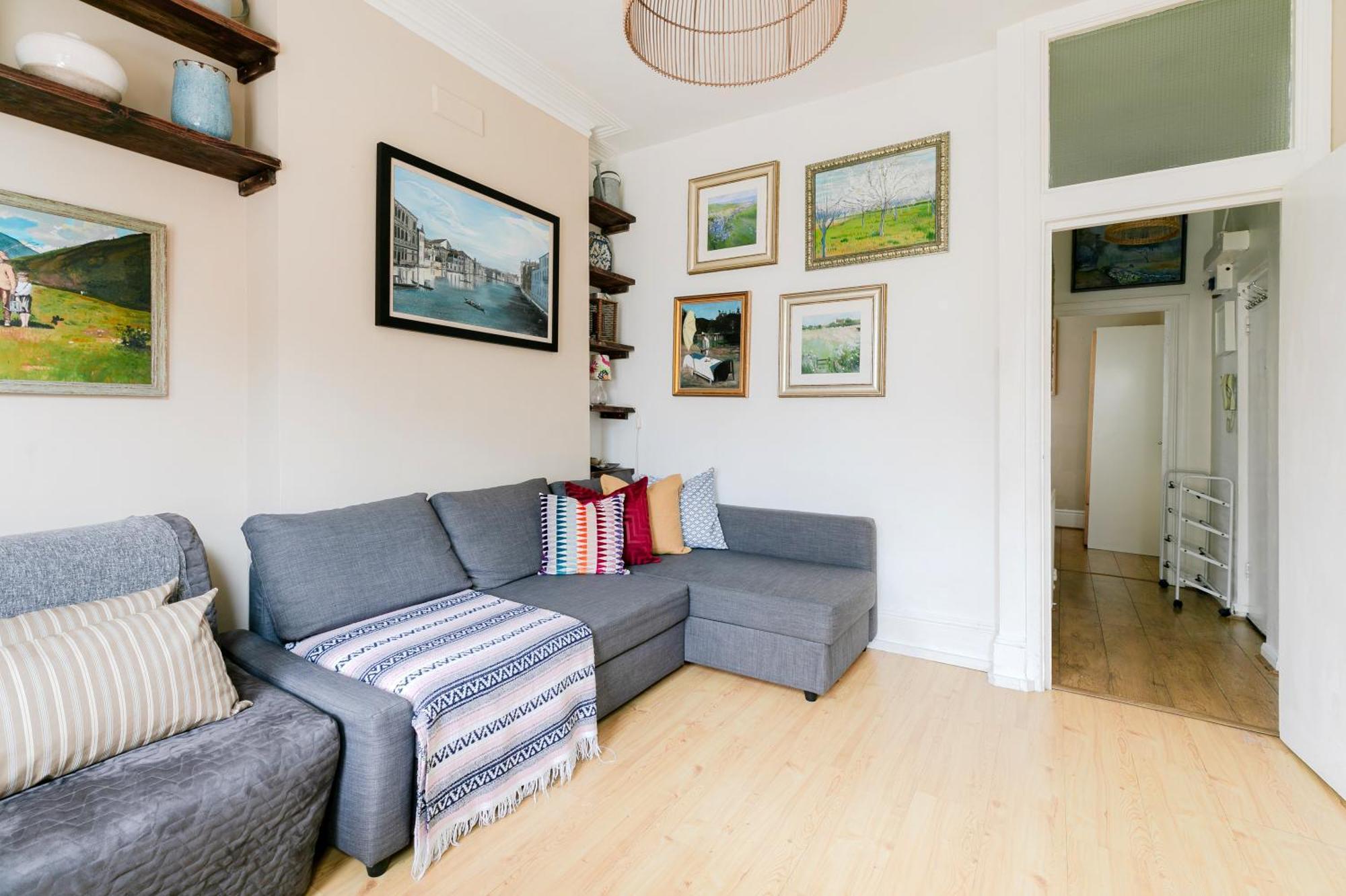 Artistic Pied-a-terre, Steps From The Tube, Moments From London's Heart Apartment London