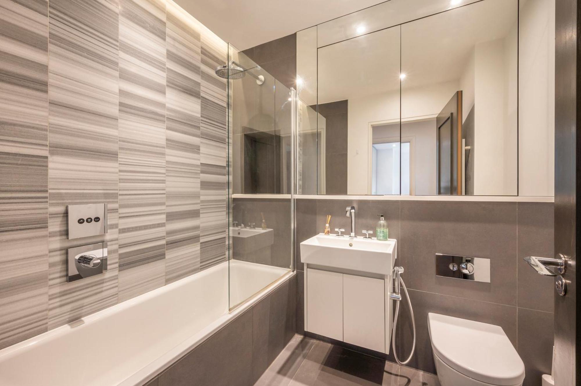 Luxury One Bedroom With Ac, Balcony, Free Coffee Londra