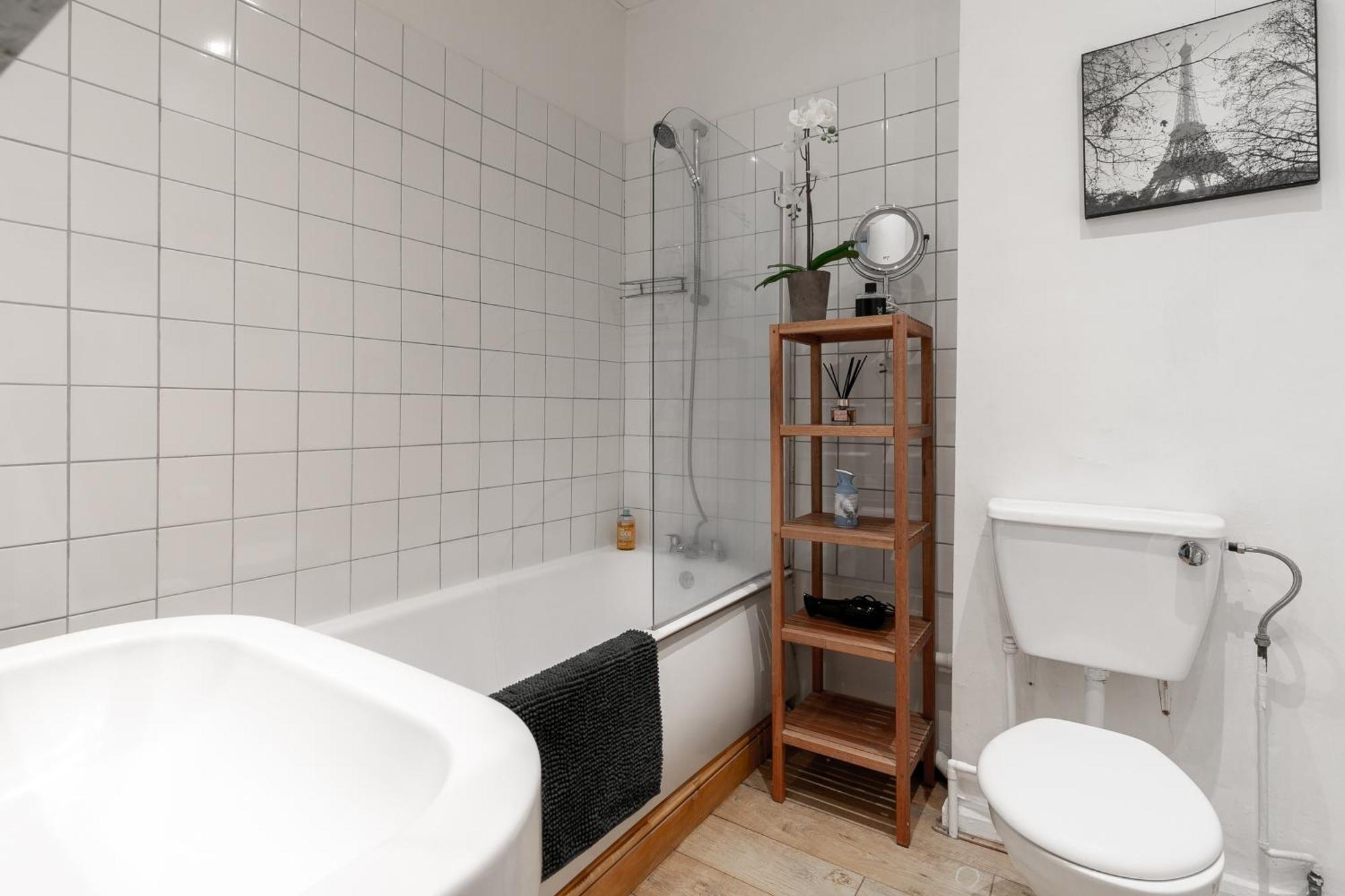 Artistic Pied-a-terre, Steps From The Tube, Moments From London's Heart London