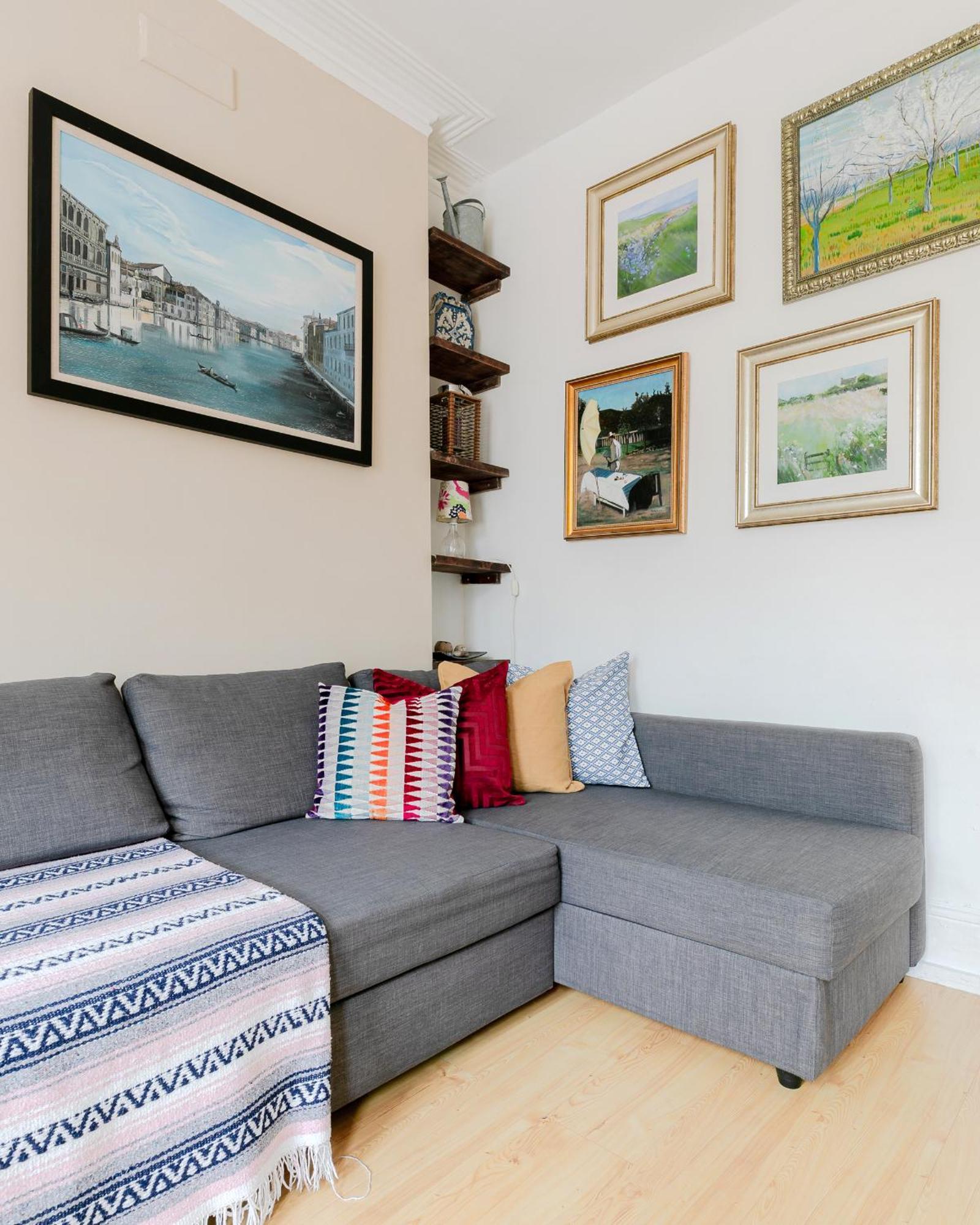 Artistic Pied-a-terre, Steps From The Tube, Moments From London's Heart Apartment *