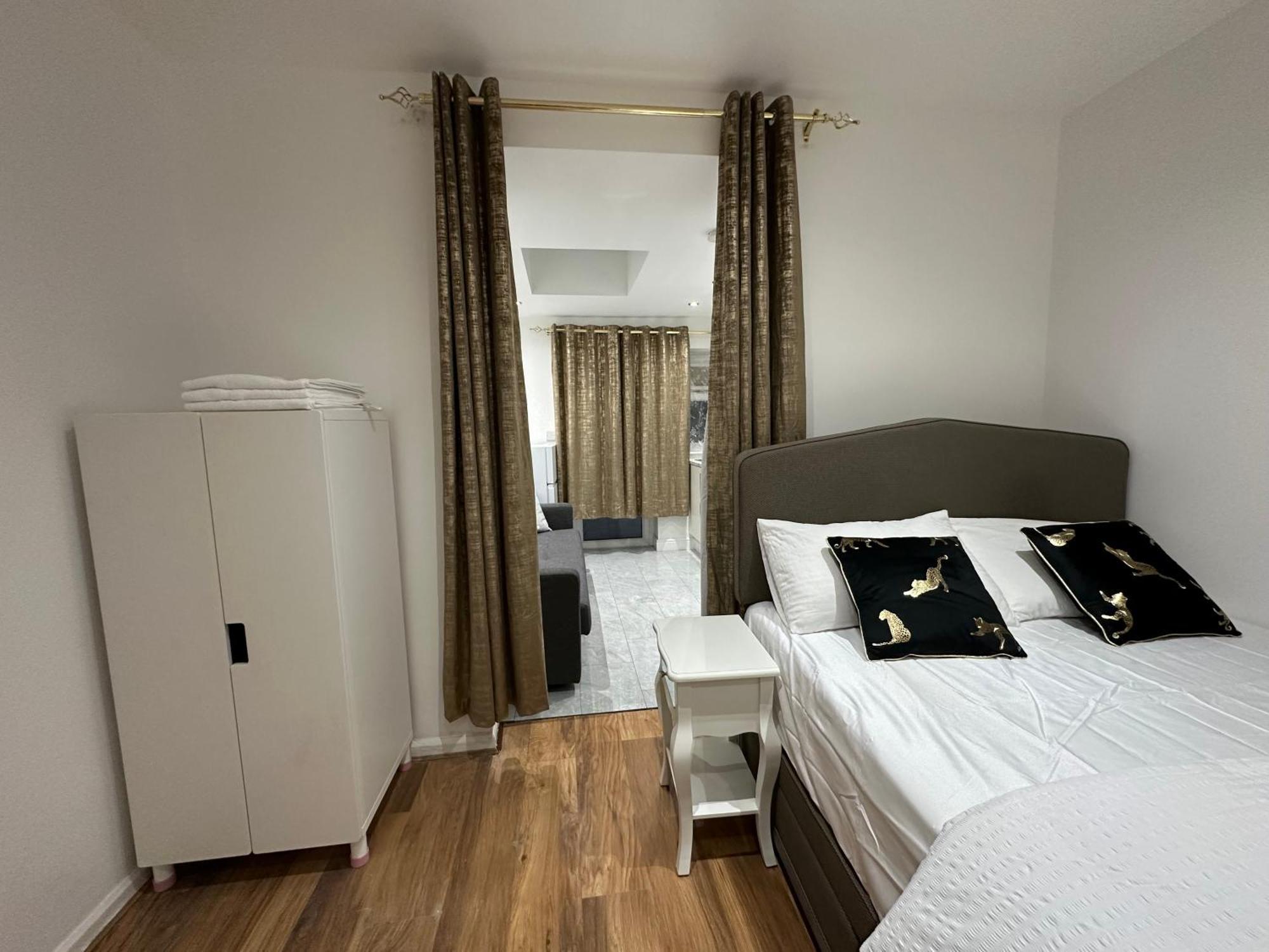 Apartment 4th Flat With Private Own Bathroom A Luxury Family Setup And Furnished With Double Bed A Double Futon-sofa Bed A Single Futon Bed A Baby Cot And Garden And Free Parking