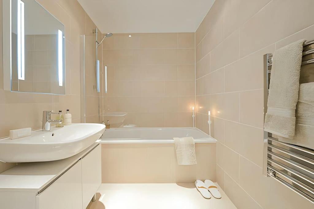 Luxury, Spacious 2 Bed Flat In Lejlighed