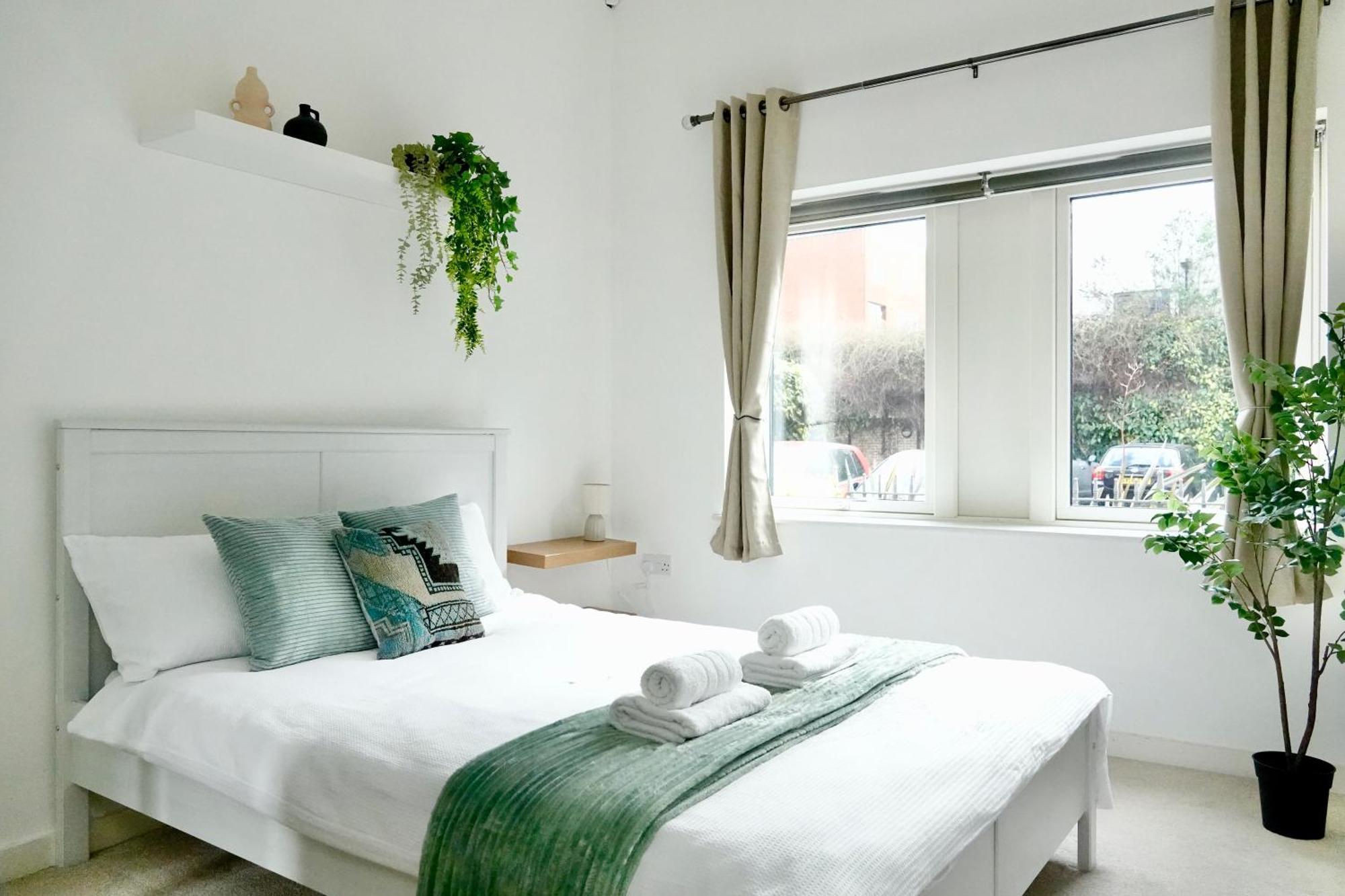Luxury, Spacious 2 Bed Flat In *
