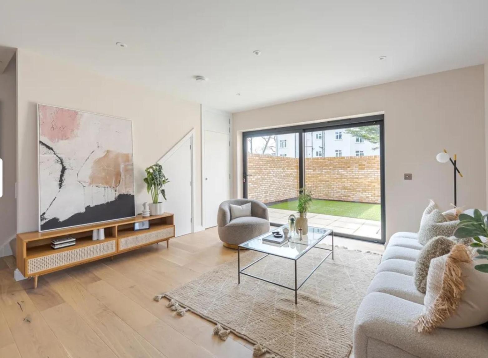 Lägenhet Kings Mews Elegance: City Sparrow's Premier 2-bedroom Residences *