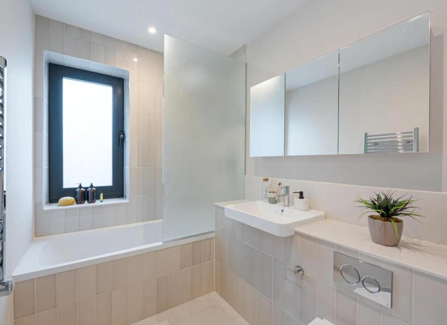 Kings Mews Elegance: City Sparrow's Premier 2-bedroom Residences Lägenhet London